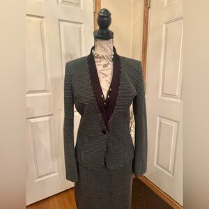 White House Black Market Blazer
Black w/ white polka dots
Style # 570276476